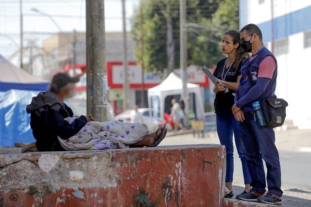 15/08/2024 - Pessoas em situação de rua de Ceilândia recebem atendimento de equipes do GDF