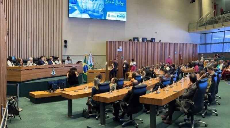 Biólogos do DF recebem moção de louvor em sessão solene 