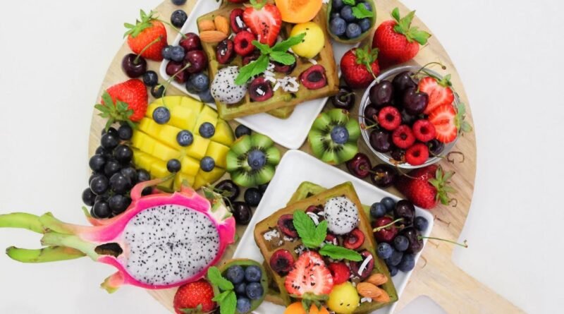 Tábua redonda com vários tipos de frutas